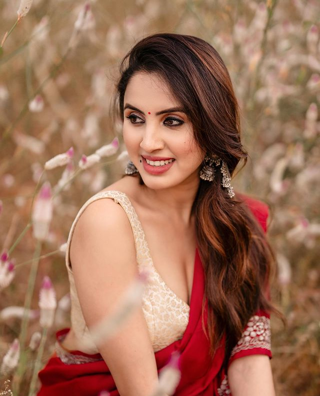 Priyanka Kholgade Stuns in a Vibrant Red Saree Look