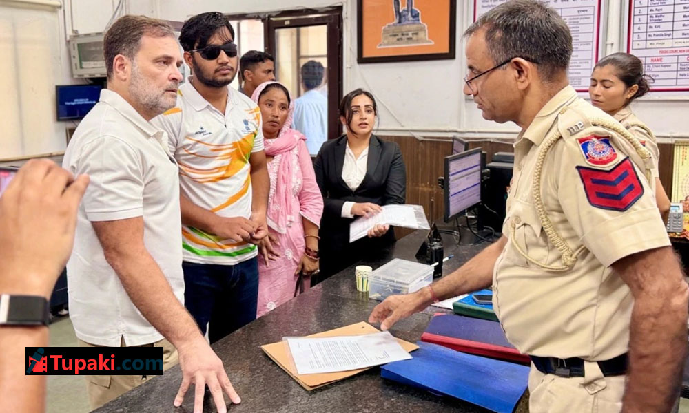 పోలీసు స్టేష‌న్ ముందు రాహుల్ గాంధీ మెరుపు ధ‌ర్నా.. రీజ‌నేంటి?