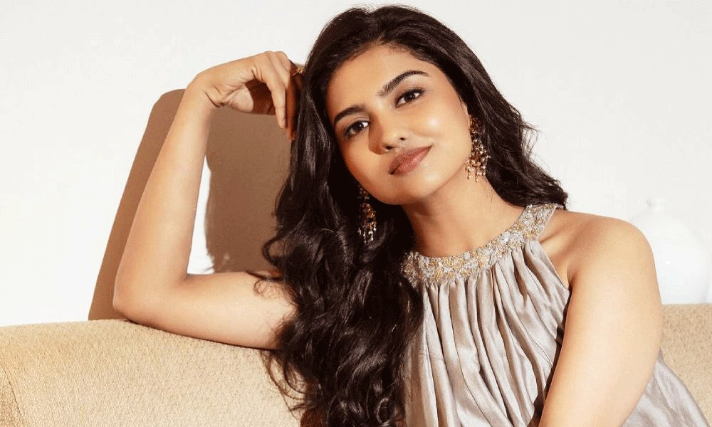 మమిత బైజు రైజ్.. తక్కువ వయసులోనే ఇండస్ట్రీలో సక్సెస్! మమిత బైజు రైజ్.. తక్కువ వయసులోనే ఇండస్ట్రీలో సక్సెస్!