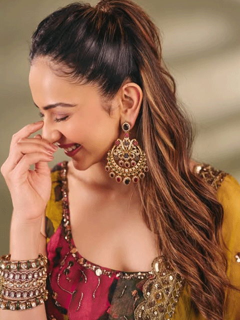 Menu Suit Aaj Suit Karda – Rakul Preet Singh Glows