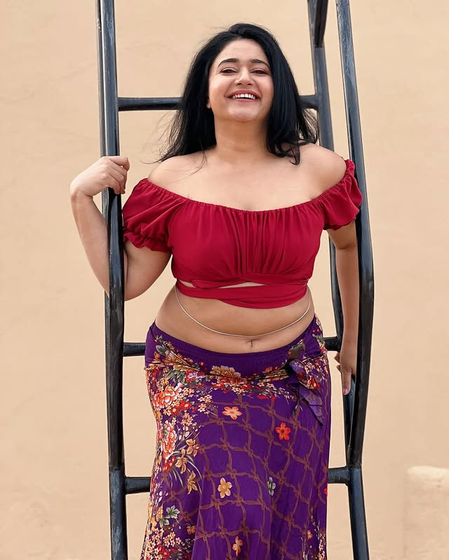 Poonam Bajwa Flaunts Her Stylish