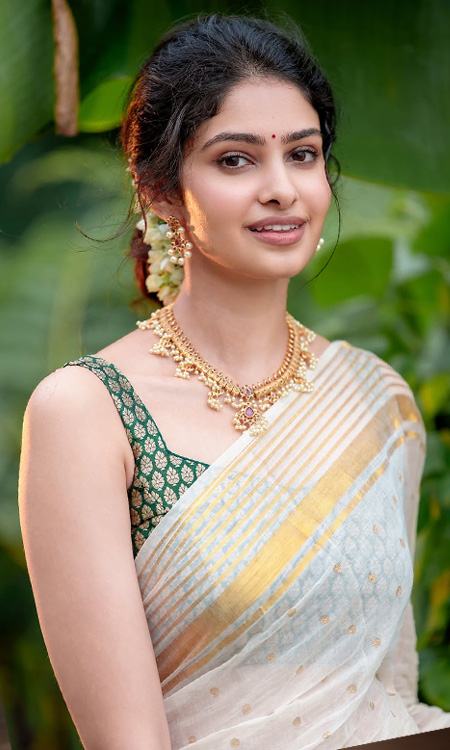 Manasa Varanasi Stuns in White and Gold Saree for Onam Celebrations