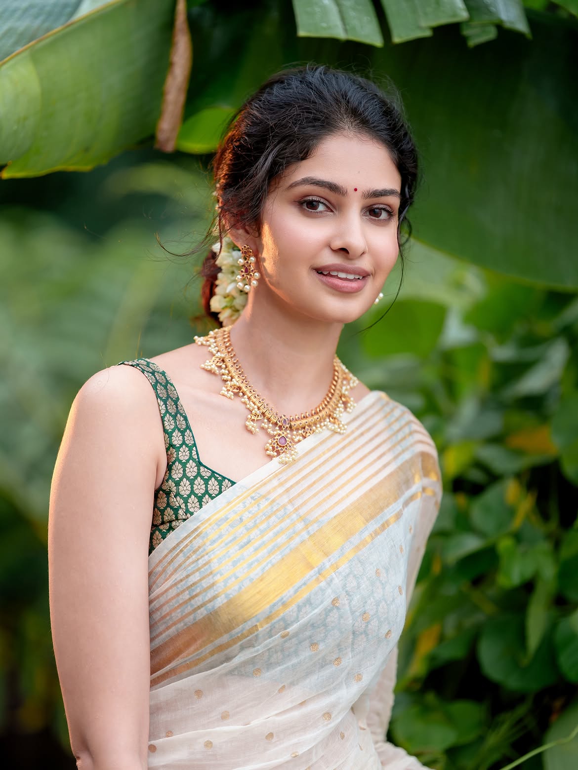 Manasa Varanasi Stuns in White and Gold Saree for Onam Celebrations
