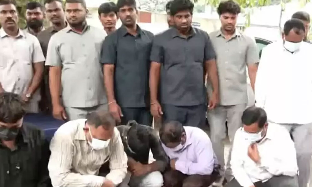 హైదరాబాద్ లో పట్టుబడ్డ 11 మంది నకిలీ డాక్టర్ల ముఠా.. మోసం ఎలా బయటపడిందంటే?