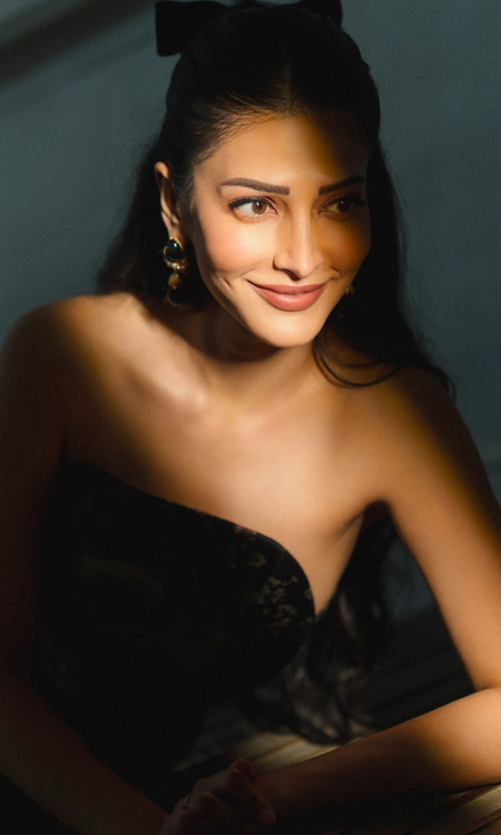 Shruti Haasan Stuns in Black Lace Outfit
