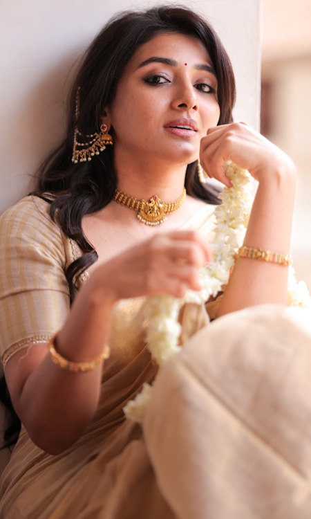 Mirnaa Mesmerizes in a Classic Traditional Avatar for Onam