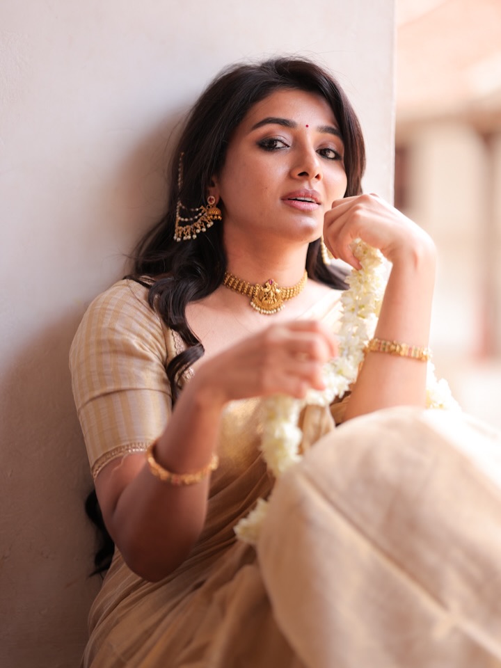 Mirnaa Mesmerizes in a Classic Traditional Avatar for Onam