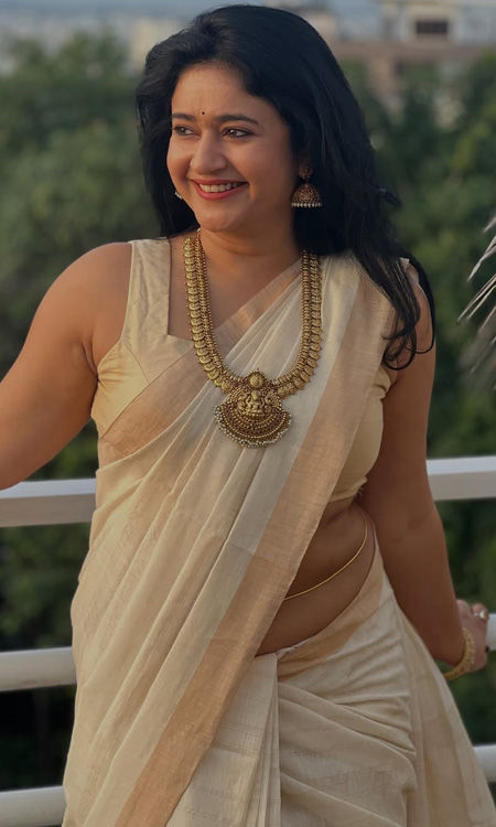 Poonam Bajwa Elegant Onam Saree Photos