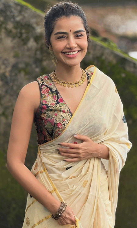Anupama Parameswaran Celebrates Onam in Stunning Kerala Saree