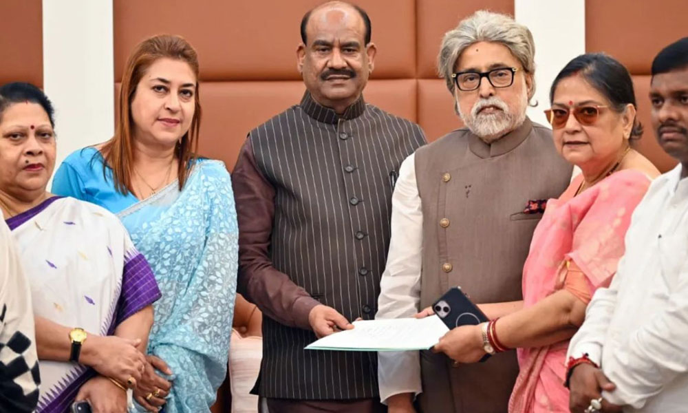 టీఎంసీ రెబెల్స్ మీద అనర్హత కత్తి...మమతా మజాకానా !