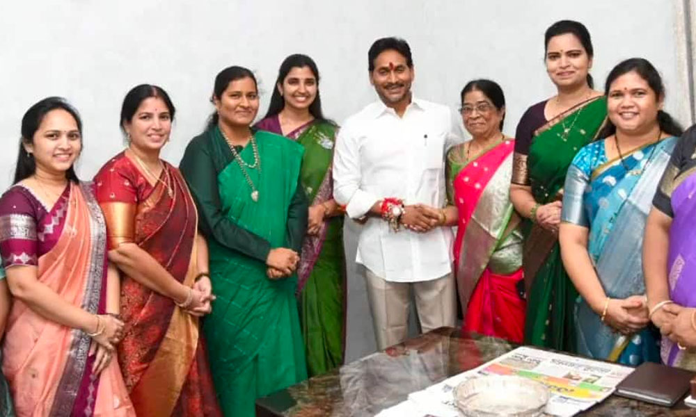 పండుగ ఏదైనా వీకెండ్ టూర్ పక్కానేనా? జగన్ ముందస్తు రాఖీపై టీడీపీ ట్రోల్స్!
