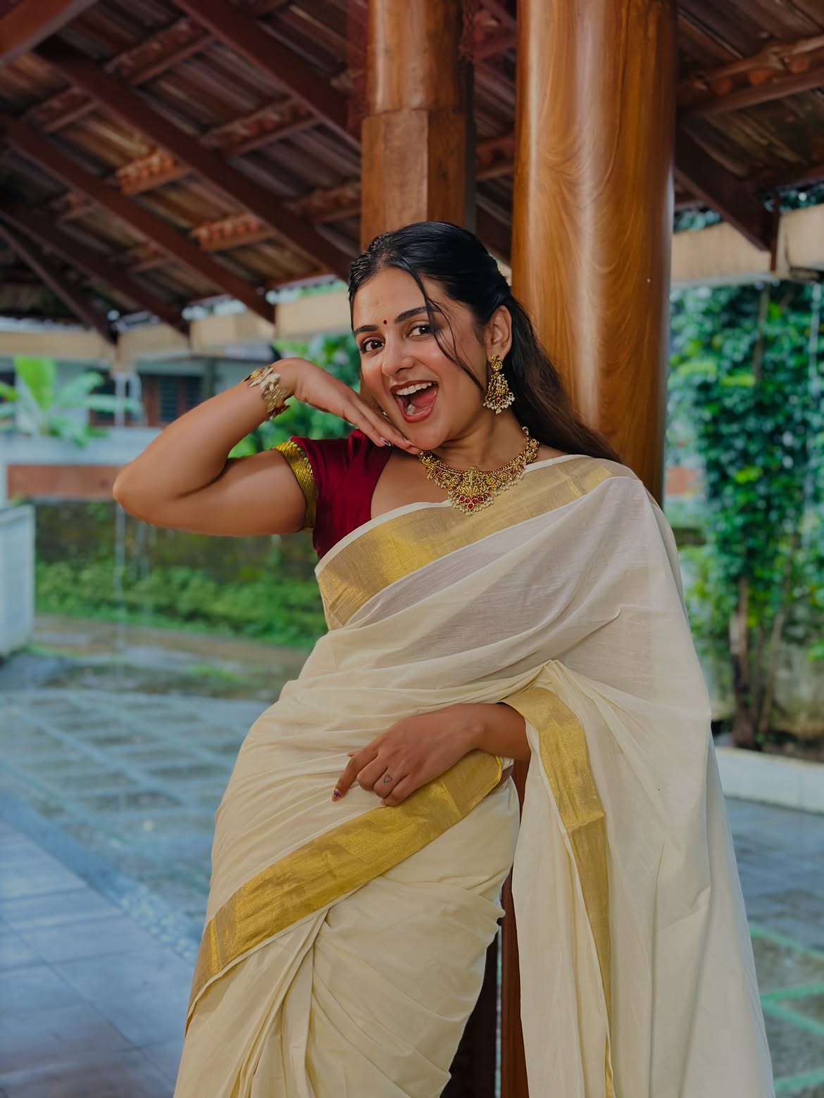 Esther Anil Looks Radiant in Elegant Kerala Kasavu Saree