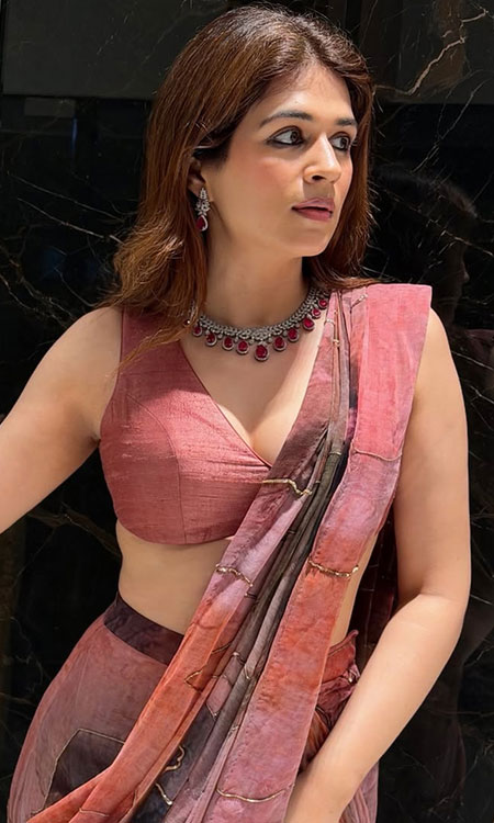Shraddha Das Stuns in a Gorgeous Dusty-Pink Saree Look