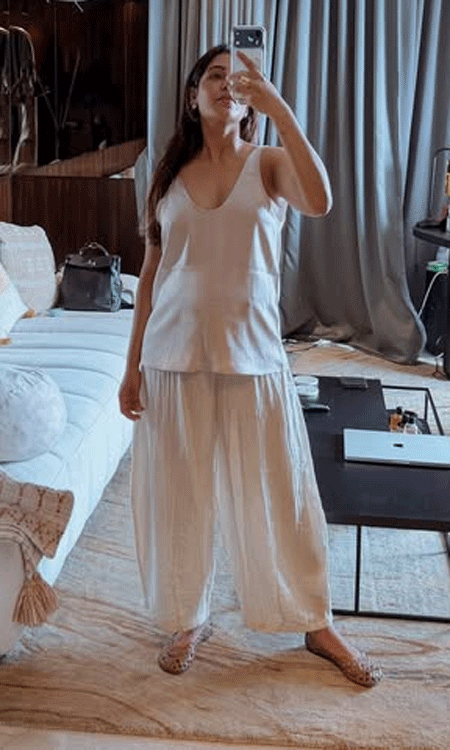 Samantha’s Casual Glow: Mirror Selfie & Stellar Career Journey