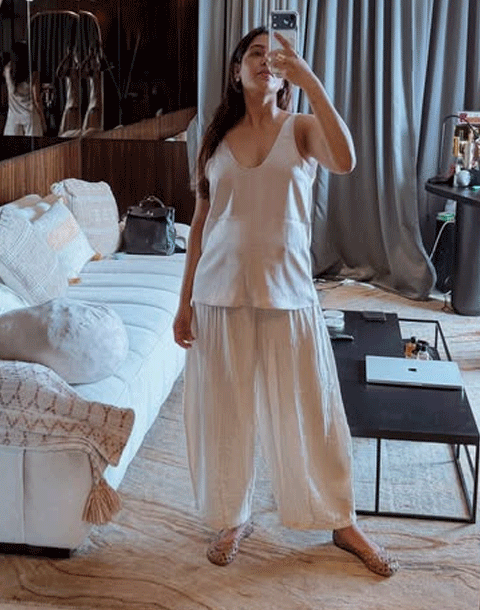 Samantha’s Casual Glow: Mirror Selfie & Stellar Career Journey