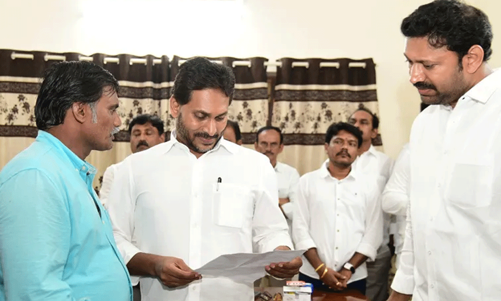 ఏకగ్రీవానికి నో అగ్రీ...జగన్ బిగ్ సౌండ్