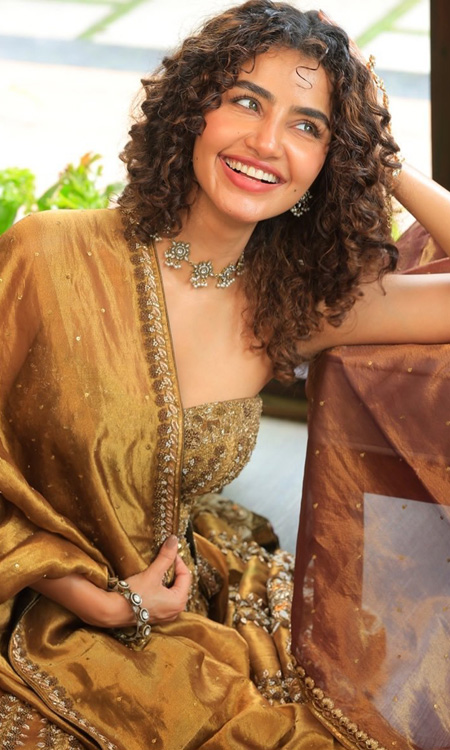 Anupama Parameswaran Looks Radiant in Stunning Golden-Brown Traditional Outfit
