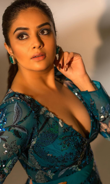 Sreemukhi Raises the Glamour Quotient With Her Elegant Teal Look