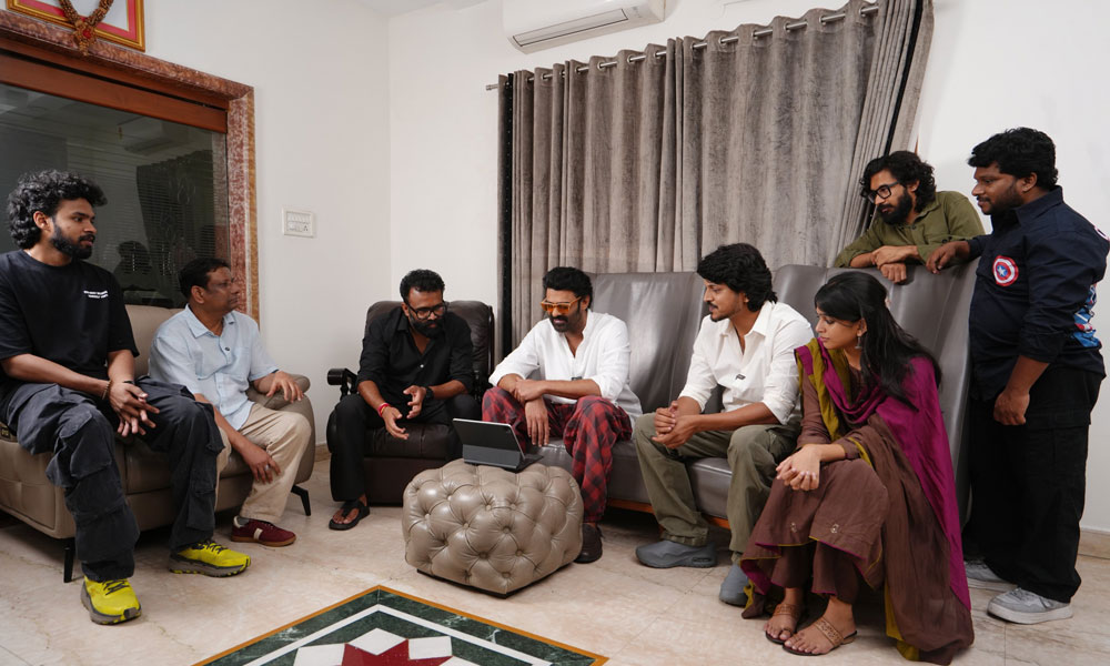 ఇంట్లో ప్రభాస్ స్టైల్ ఇదే.. కంఫర్ట్‌లోనే క్లాస్
