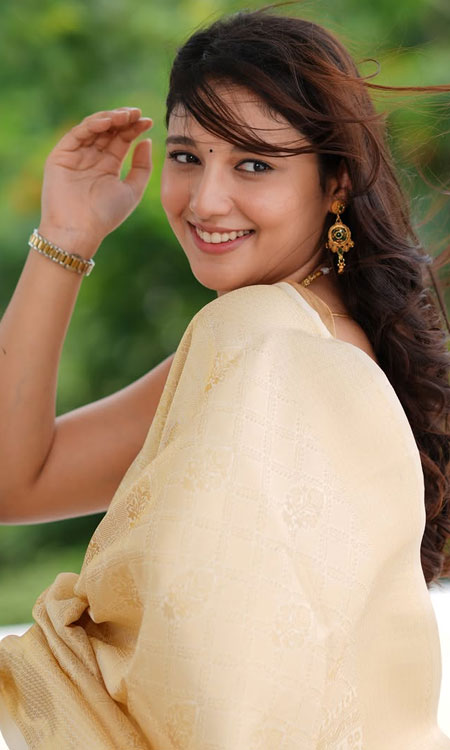 Ritika Nayaks Wind-Swept Saree Look Is Pure Elegance