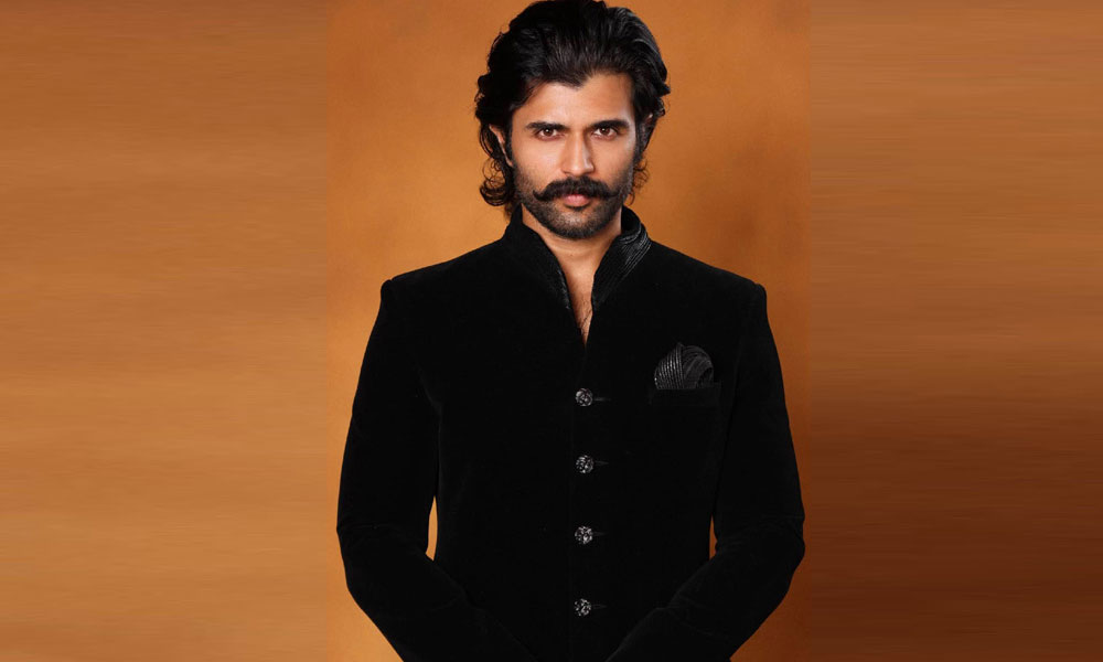 విజ‌య్ దేవ‌ర‌కొండ‌తో స‌రైన ప్రేమ‌క‌థ కుద‌రాలి!