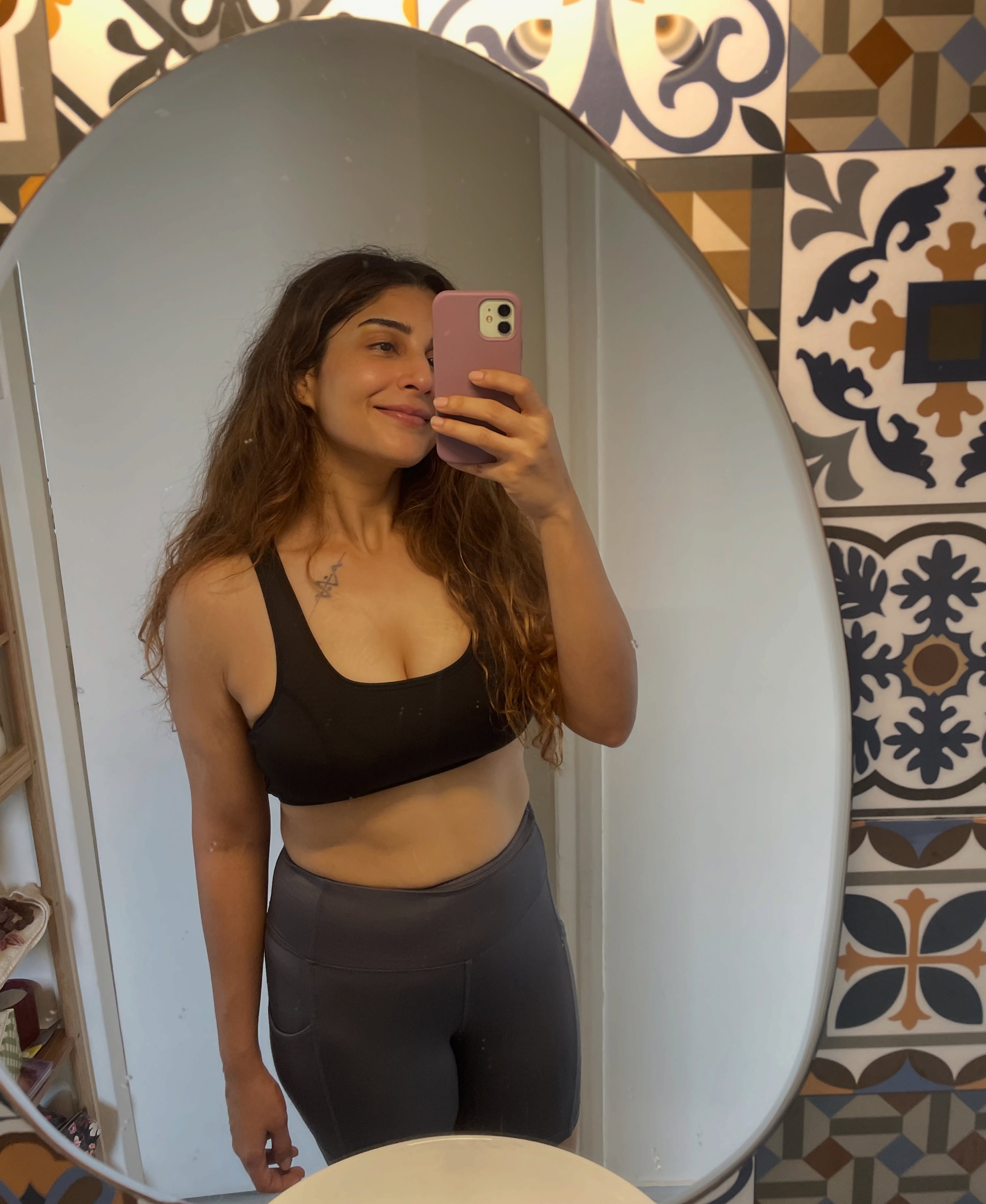 Saloni Batra Shares a Radiant Mirror Selfie With a Peaceful Morning Vibe