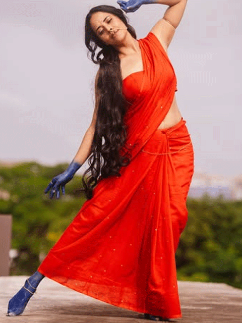 Anasuya Bharadwaj’s Divine Radhe-Krishna Avatar for Krishnashtami 2026
