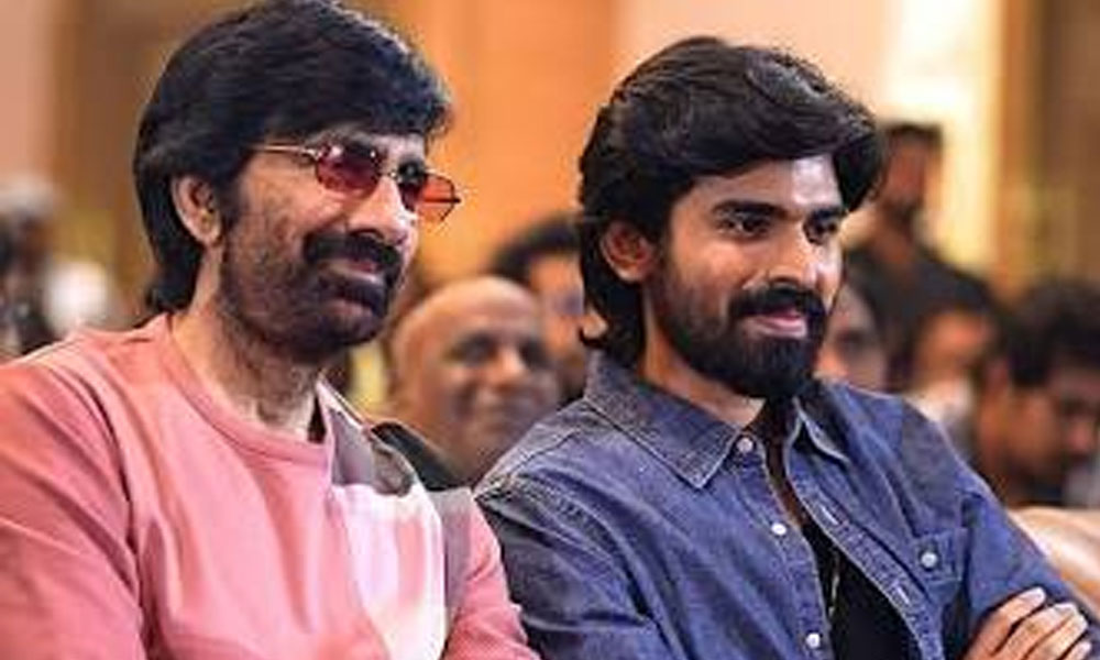 సోదరుడి కొడుక్కి మాస్ మహారాజా ఆశీస్సులు.. ఊరి మూలాల‌తో ర‌స్టిక్ మూవీ చేశావంటూ..!