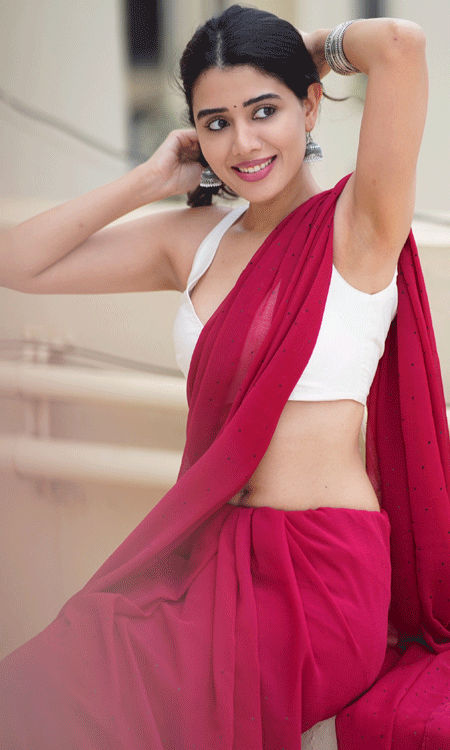 Aarti Chikara Looks Radiant in Vibrant Saree and Jhumkas