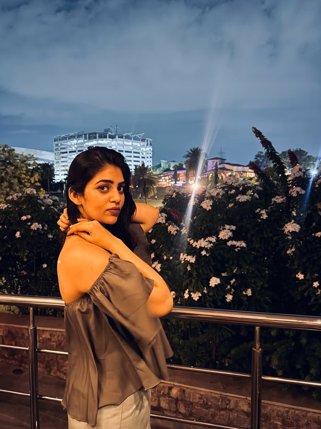 Bandhavi Sridhar Radiates Effortless Elegance in a Dreamy Hyderabad Evening Bandhavi Sridhar Radiates Effortless Elegance in a Dreamy Hyderabad Evening