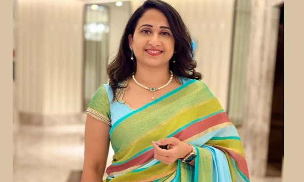 యూట్యూబర్‌ నందనను శంషాబాద్ ఎయిర్ పోర్టులో అదుపులోకి తీసుకున్న పోలీసులు