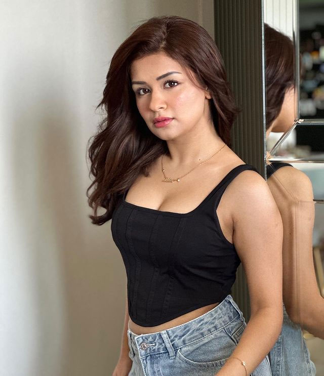 Avneet Kaur Exudes Effortless Chic in Black