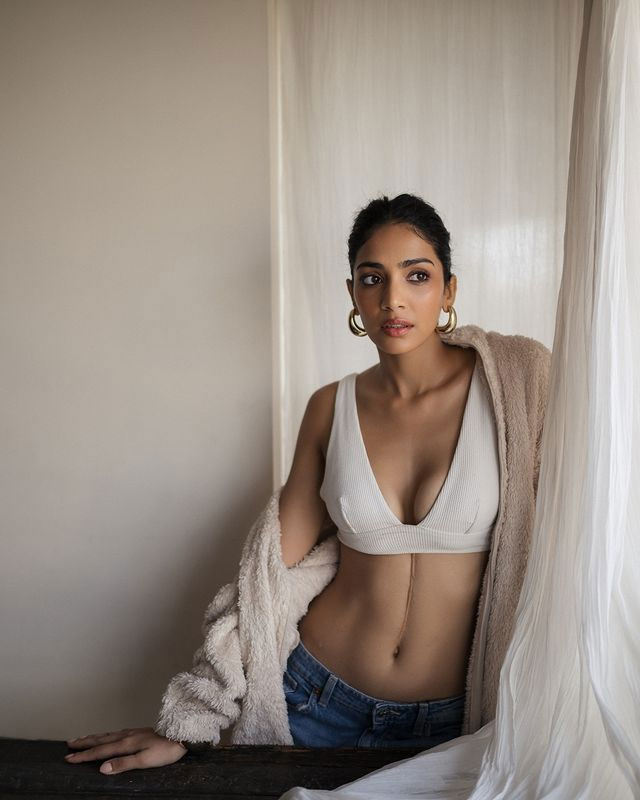 Yogita Bihani Exudes Cozy Elegance in Chic Indoor Look