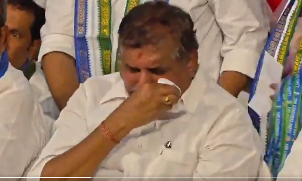 బేలగా బొత్స...చిన్న శ్రీను బలవంతుడేగా ?
