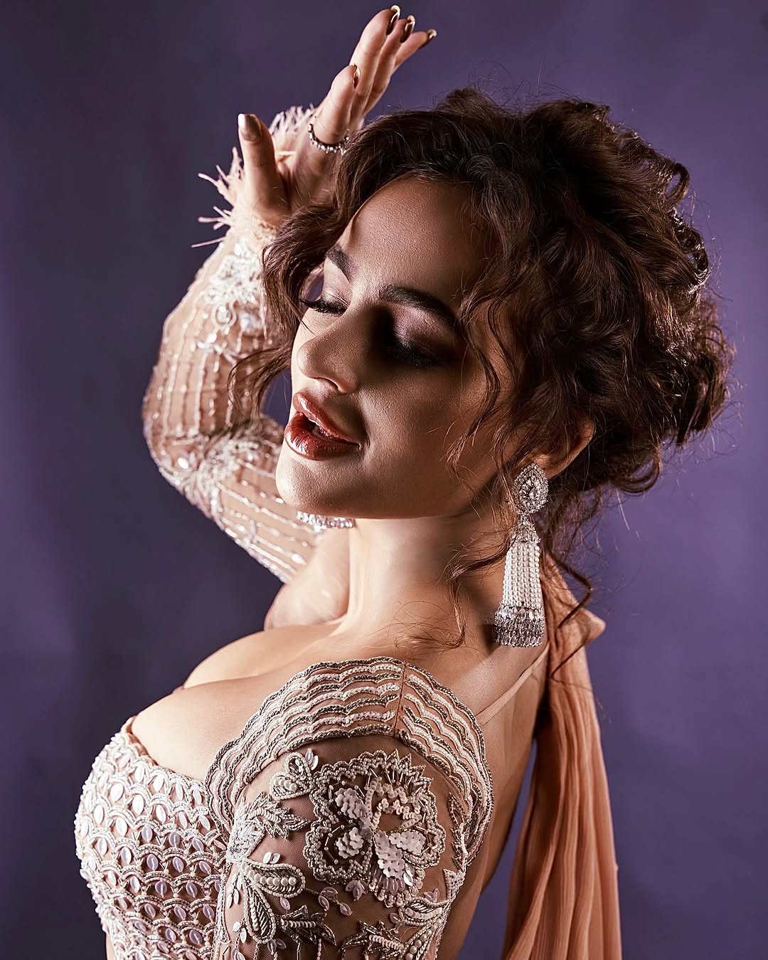 Seerat Kapoor Stuns In A Glamorous Embroidered Ethnic Look