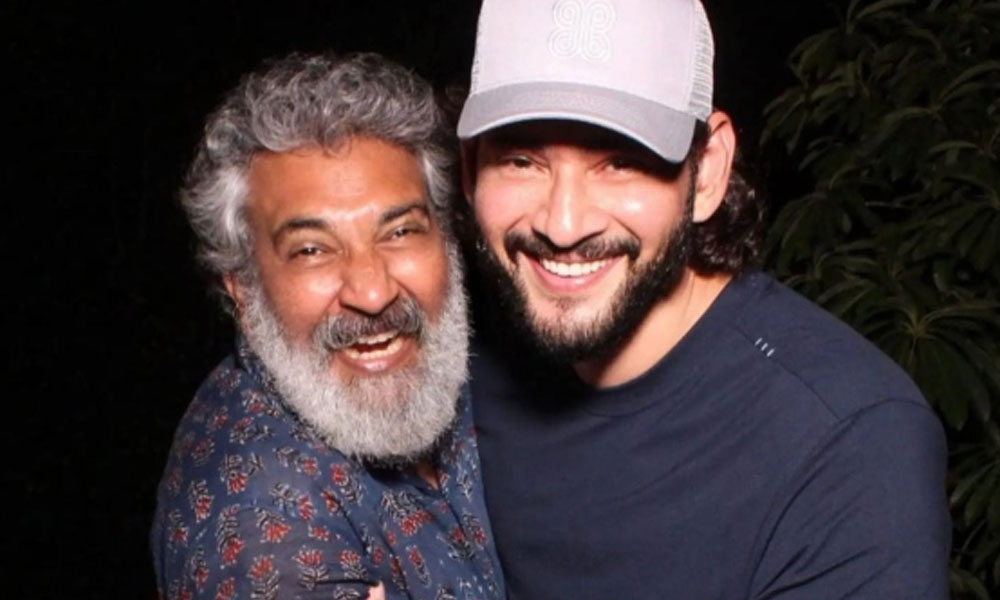 అటు గుడి.. ఇటు డైనోసార్.. జక్కన్న ప్లాన్ ఏమై ఉండొచ్చు?