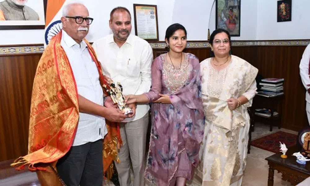 అశోక్ ఆశీస్సులు అందుకున్న చిన్న శ్రీను