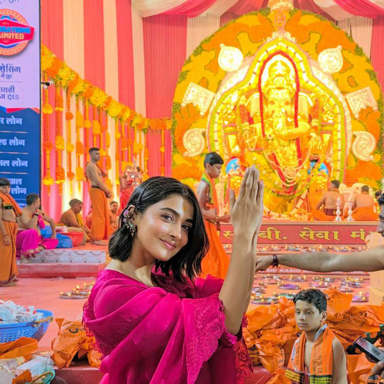 Pooja Hegde Celebrates Ganesh Chaturthi With Grace and Devotion
