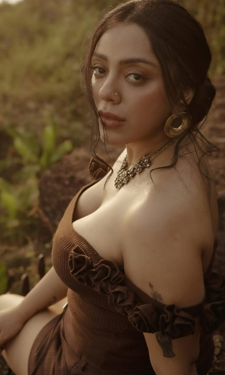 Deviyani Sharma’s Golden-Hour Look Exudes Elegance and Confidence