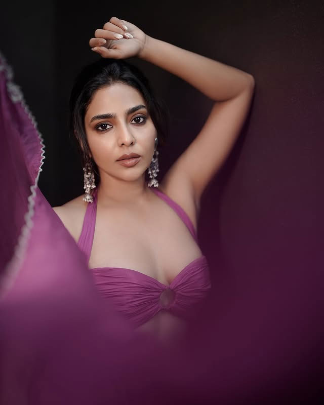 Aishwarya Lekshmi’s Graceful Magenta Look Steals the Spotlight