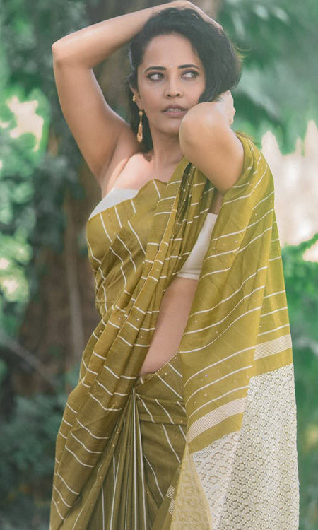 Anasuya Bharadwaj’s Elegant Olive-Green Saree Look