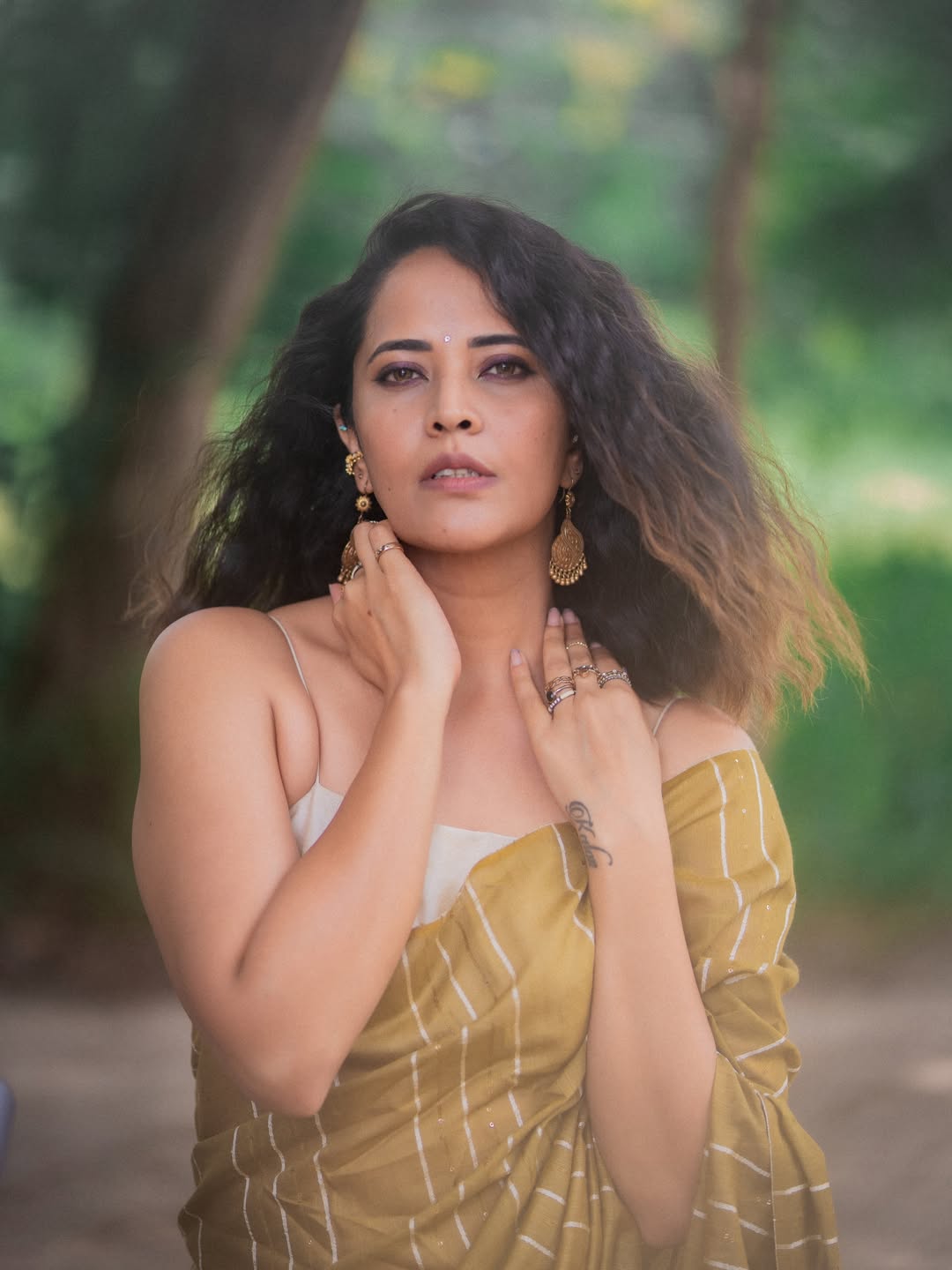 Anasuya Bharadwaj’s Elegant Olive-Green Saree Look Anasuya Bharadwaj’s Elegant Olive-Green Saree Look