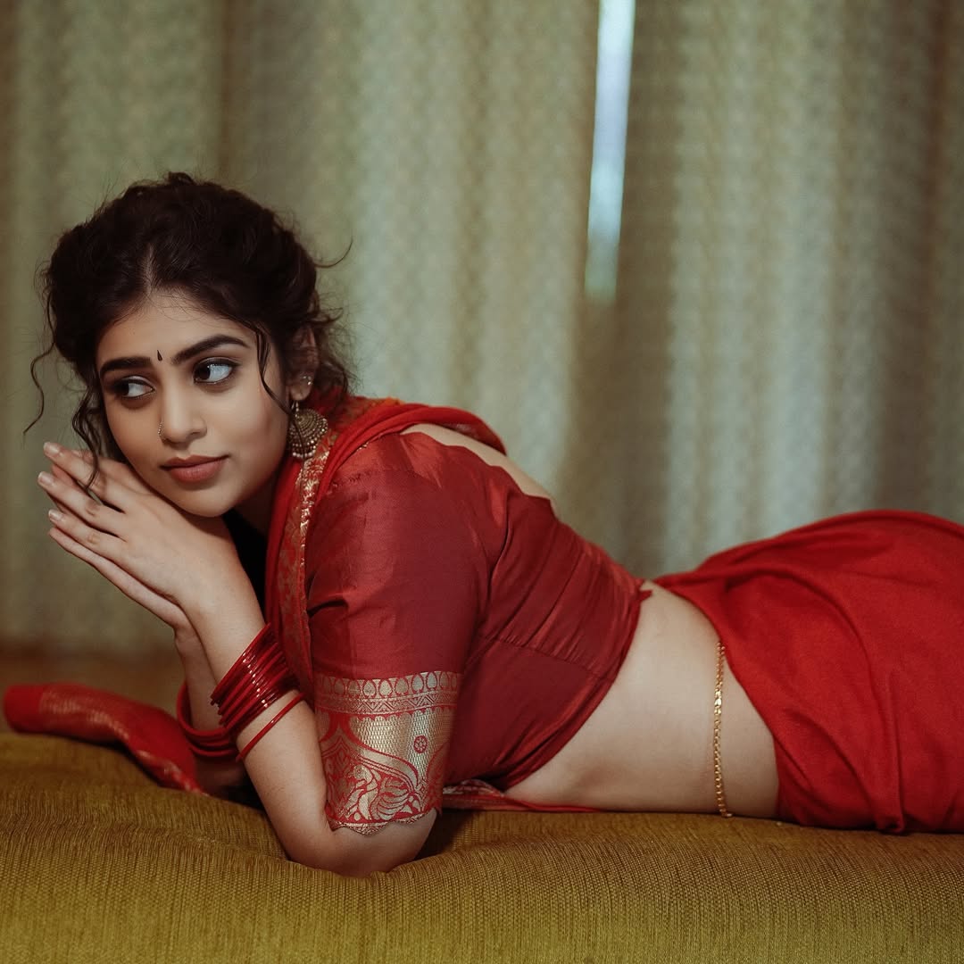 Bandhavi Sridhar Looks Like a Classic 80s Song in Red Silk Saree