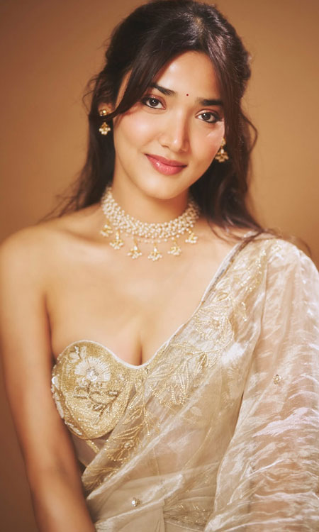 Medha Shankr Mesmerizes in Pearl Choker and Golden Saree