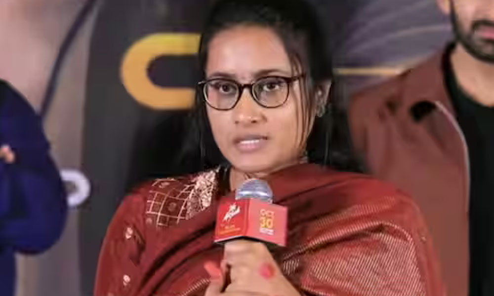 ఫ్రెండ్ మూవీ.. స్టేజ్ పై ఏడ్చేసిన లేడీ డైరెక్టర్