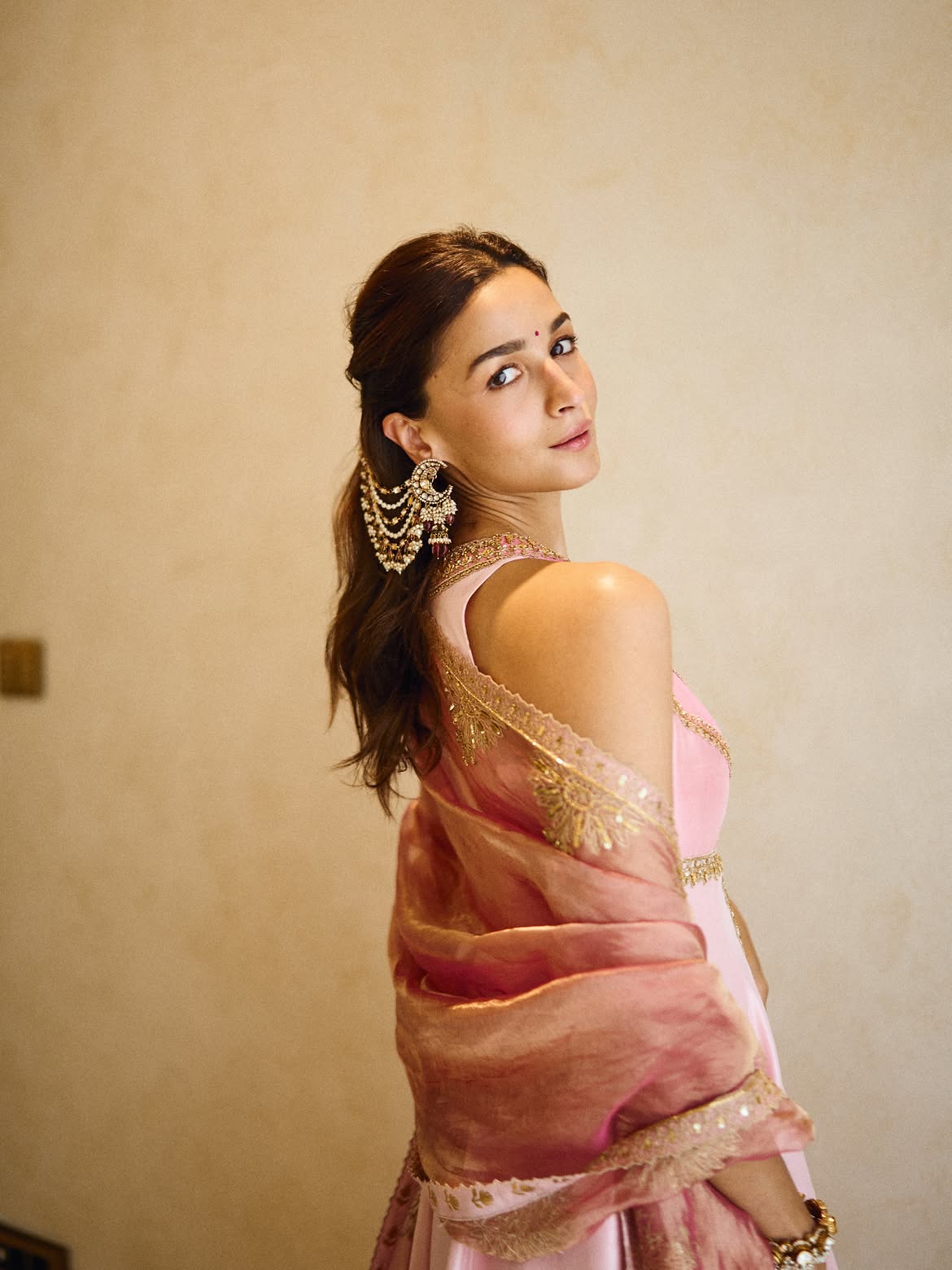 Alia Bhatts Soft Pink Traditional Look Is Pure Festive Glamour