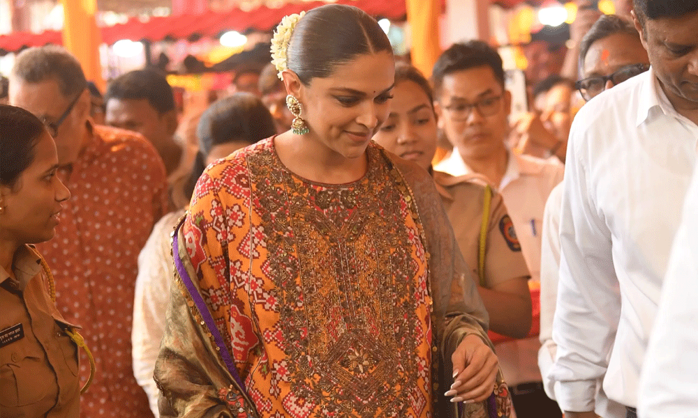 హెరిటేజ్ వైబ్స్తో దీపికా పదుకొనే స్టన్నింగ్ లుక్.. ఔట్ఫిట్ ధర తెలిస్తే షాక్! – movies హెరిటేజ్ వైబ్స్తో దీపికా పదుకొనే స్టన్నింగ్ లుక్.. ఔట్ఫిట్ ధర తెలిస్తే షాక్! – movies
