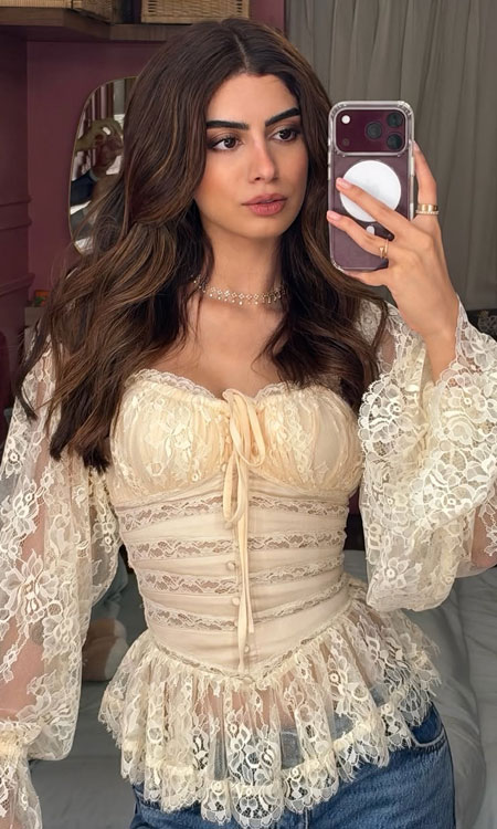 Khushi Kapoor’s Elegant Mirror Selfie Steals the Spotlight