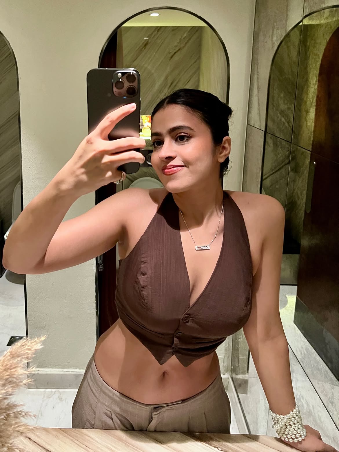 Shobhita Rana Flaunts Her Chic Style in a Mirror Selfie Shobhita Rana Flaunts Her Chic Style in a Mirror Selfie