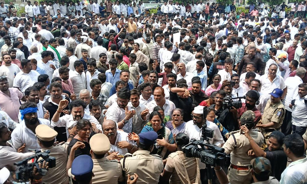 విజయవాడలో హైటెన్షన్.. టీచర్లు Vs వైసీపీ నేతలు!